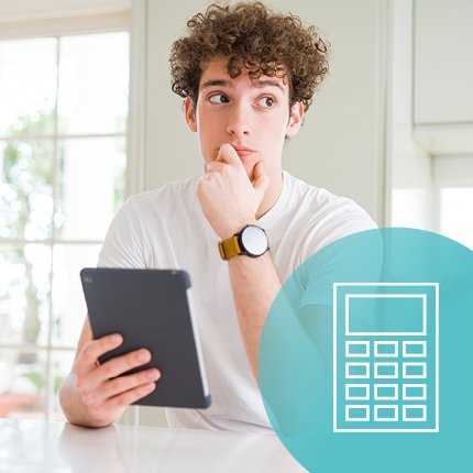 Schüler am Tablet überlegt, Taschenrechner-Icon