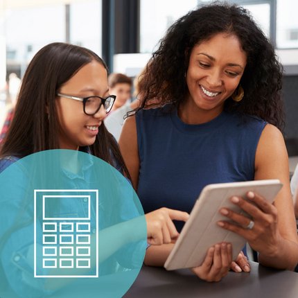 Lehrerin und Schülerin am Tablet